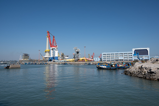 Loading and unloading equipment such as cranes and jibs at seaport terminals