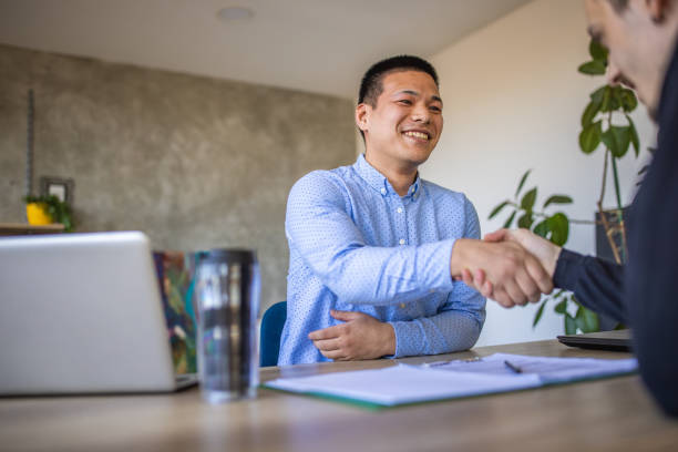 istock Businessman Japanese ethnicity making an agreement with a client 1392142583