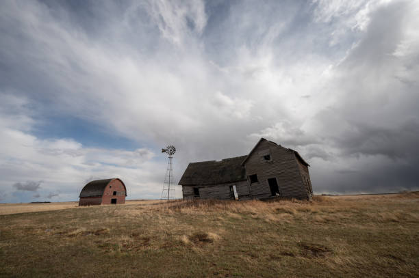 istock Abandoned farm buildings on the great plains 1392143796
