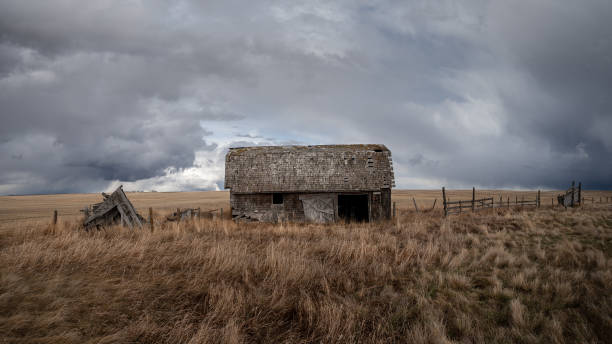 istock Abandoned farm buildings on the great plains 1392143804