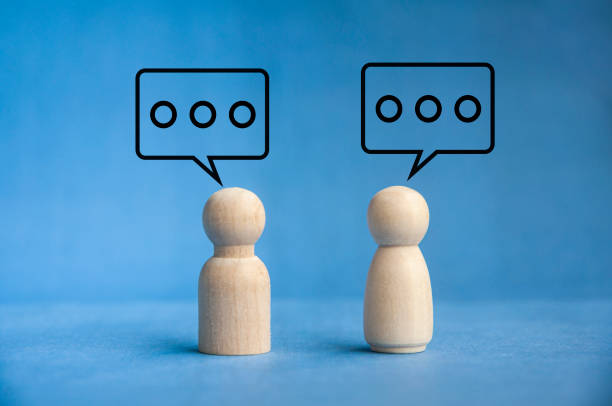 istock Wooden dolls with speech bubble chatting. Interaction concept 1392145001