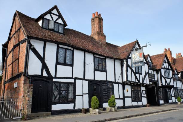 The Kings Arms Hotel in Old Amersham, Buckinghamshire Amersham, Buckinghamshire, England, UK - April 18th 2022: The Kings Arms Hotel in Old Amersham which has featured in many TV programmes and movies including Midsomer Murders. amersham stock pictures, royalty-free photos & images