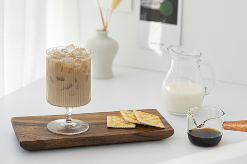 Es Kopi Latte Dalam Gelas Cafe Latte Di Papan Kayu Foto Stok - Unduh