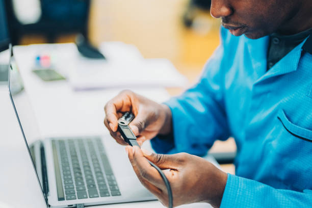 homem usando carteira de hardware cripto - electronic banking security system token banking - fotografias e filmes do acervo