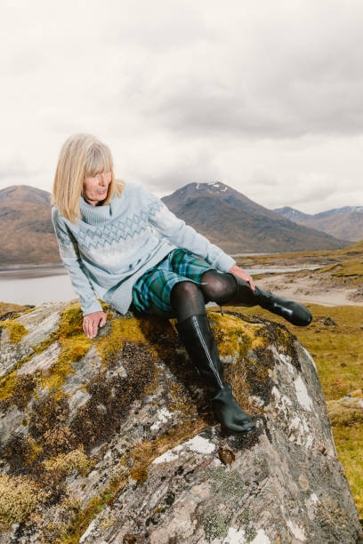 mulher em tartan, escócia highlands - 6139 - fotografias e filmes do acervo