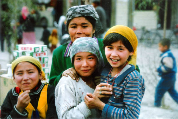 la ragazza uigura felice - uighur foto e immagini stock