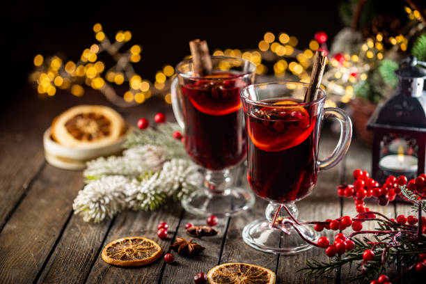 vino caliente caliente de navidad - mulled wine punch cocktail christmas fotografías e imágenes de stock