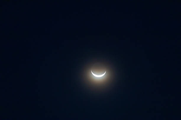 lua crescente no céu noturno. parece um lindo sorriso. - half smile - fotografias e filmes do acervo