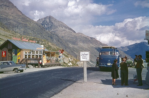 Graubünden, Switzerland, 1961. At the Julier Pass on the Swiss-Italian border. Furthermore: Travelers to the south of Europe.