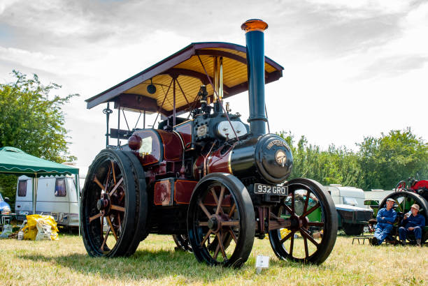 um desfile de motores de tração em um rali a vapor de rolos de estrada vintage em uma feira tradicional inglesa. - road going steam engine - fotografias e filmes do acervo