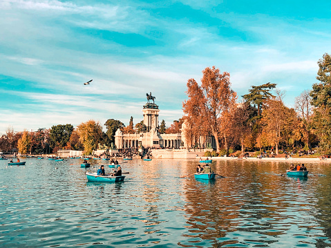 Madrid, España - 8 de diciembre de 2018: Turistas en un barco disfrutando del día en un lago en el Parque del Retiro de Madrid, España photo