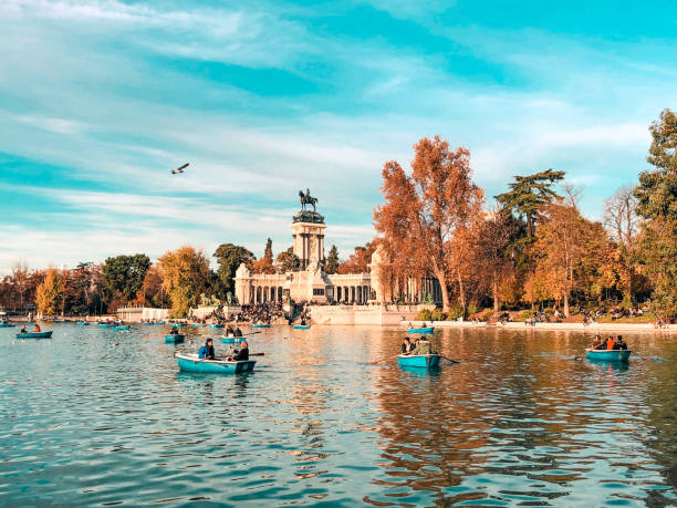 madrid, espagne - 8 décembre 2018: touristes sur un bateau profitant de la journée sur un lac dans le parc du retiro de madrid, espagne - madrid photos et images de collection