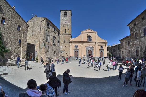 piazza s. donato di civita di bagnoregio - civita di bagnoregio - fotografias e filmes do acervo