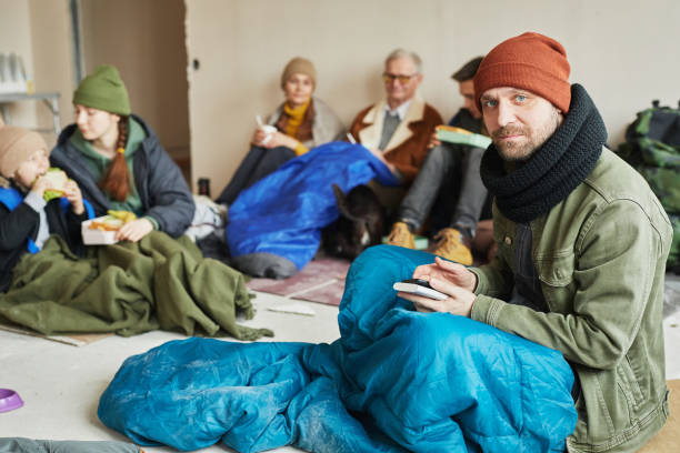 un homme barbu dans un refuge pour réfugiés - civil war photos et images de collection