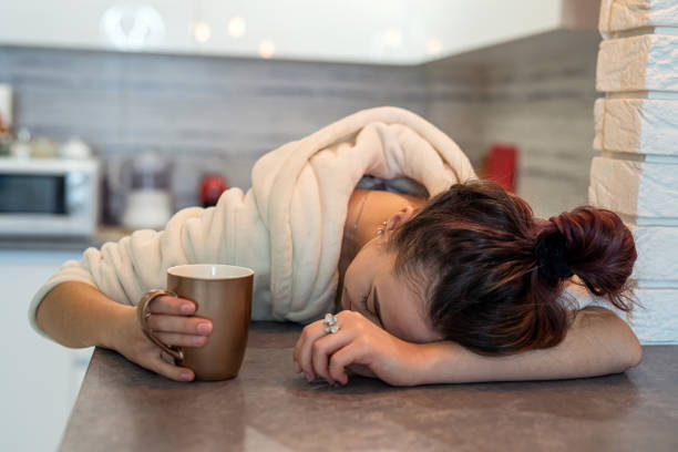 la donna più bella si sveglia molto presto e prepara il caffè più delizioso e lo assaggia - yawning women drink coffee cup foto e immagini stock