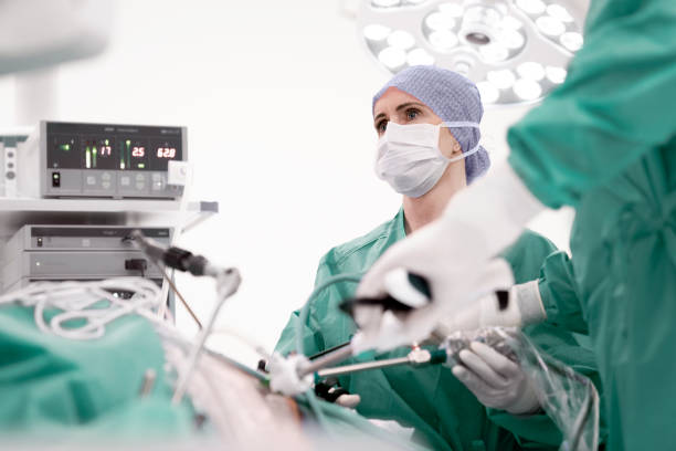 胃バイパス手術を行う女性外科医 - iceland image horizontal color image ストックフォトと画像
