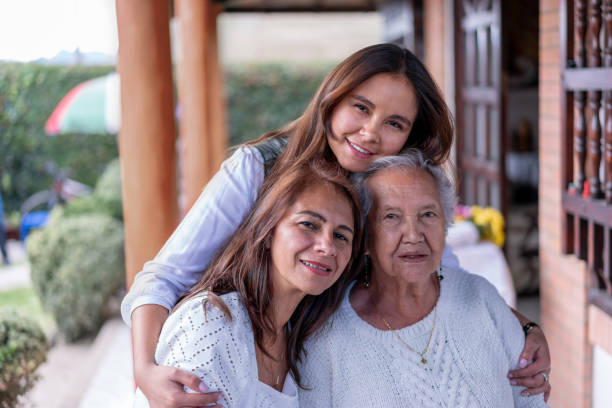 retrato da avó, filha e neta de frente para a câmera sorrindo muito alegremente - multi generation family - fotografias e filmes do acervo