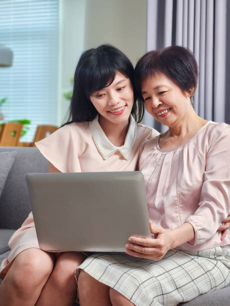 istock Daughter show laptop to mom 1392217573