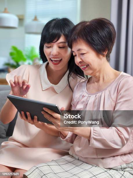 Foto de Filha Mostrar Tablet Para A Mãe e mais fotos de stock de Japonês - Japonês, Terceira idade, Utilizar o tablet