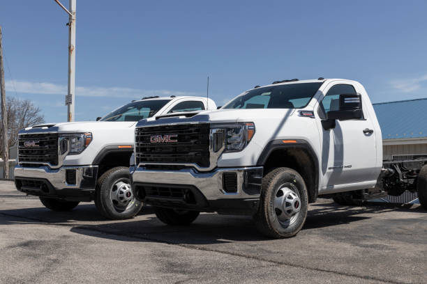 gmc 3500 hd chassis cab. gmc offers the gmc 3500 hd in dump bed, flatbed, or utility/service body models. - 3500 imagens e fotografias de stock