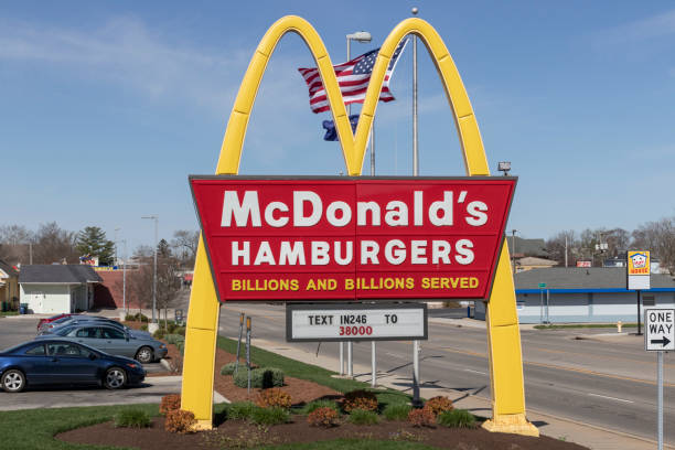 mcdonald's restaurant. mcdonald's is offering employees higher hourly wages, paid time off, backup child care and tuition payments. - happy meal stockfoto's en -beelden