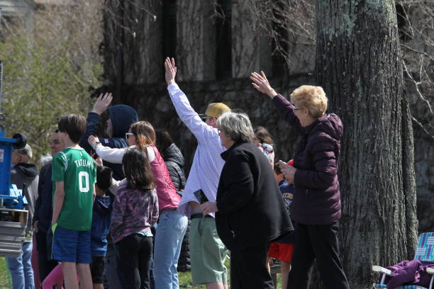 2022年4月18日にマサチューセッツ州レキシントンで開催された愛国者の日のパレード - child military saluting flag ストックフォトと画像