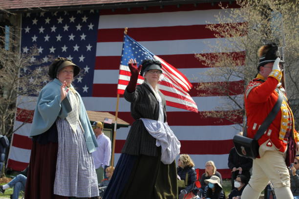 2022年4月18日にマサチューセッツ州レキシントンで開催された愛国者の日のパレード - child military saluting flag ストックフォトと画像