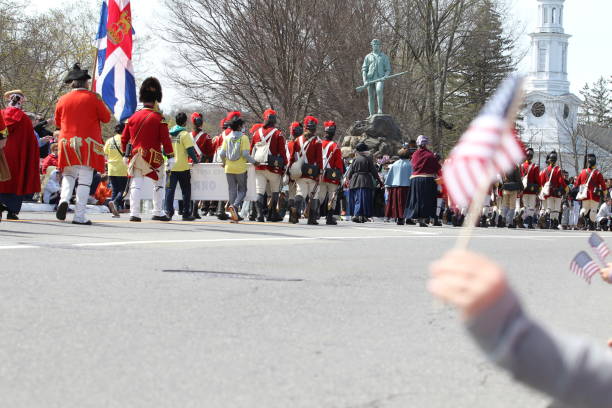 2022年4月18日にマサチューセッツ州レキシントンで開催された愛国者の日のパレード - child military saluting flag ストックフォトと画像