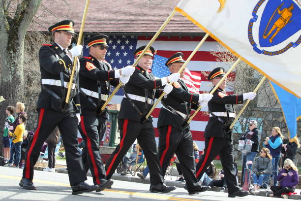 2022年4月18日にマサチューセッツ州レキシントンで開催された愛国者の日のパレード - child military saluting flag ストックフォトと画像