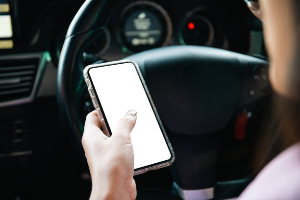 femme utilisant un téléphone portable alors qu’elle conduisait une voiture. - reckless driving photos et images de collection