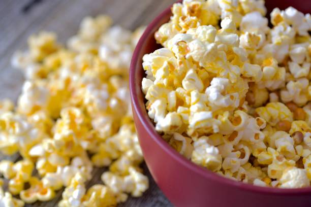 попкорн в bowl - popcorn snack bowl corn стоковые фото и изображения