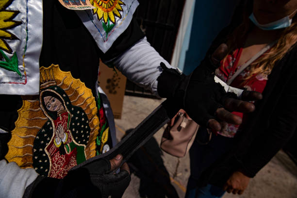 A member of the Zacapoaxtlas battalion receives minor burns, thanks to his protective gloves and tapes placed on his hands, in the municipality of Cholula Puebla, on March 5, 2022 (Photo OZ/Octavio Sánchez)
