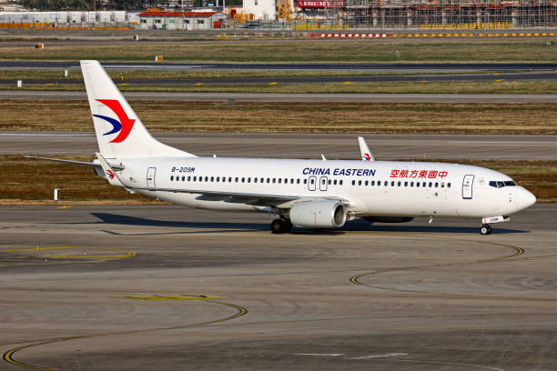 boeing 737 de chine orientale - china eastern airlines photos et images de collection