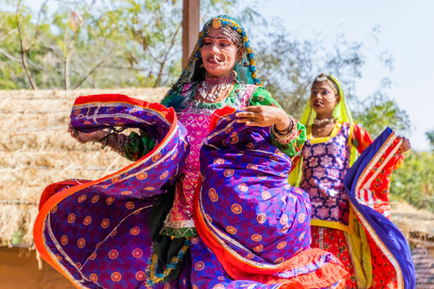 tradycyjny taniec kobiet - india women ethnic indigenous culture zdjęcia i obrazy z banku zdjęć