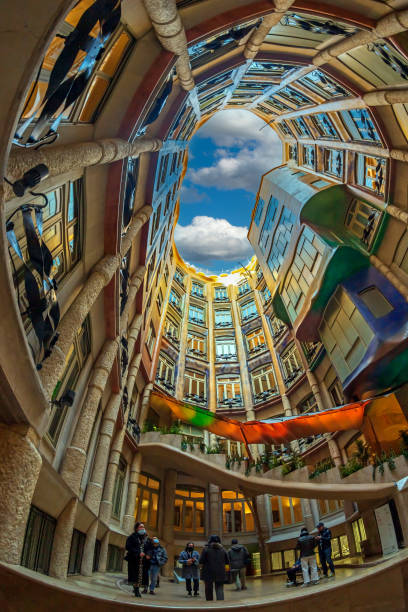 casa mila 또는 la pedrera, 바르셀로나, 스페인의 내부 마당에서 세부 사항 - barcelona la pedrera spain catalonia 뉴스 사진 이미지