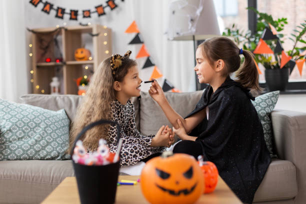 girls doing face painting on halloween at home - leopard 2 個照片及圖片檔