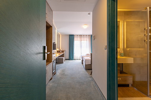 Vista a un nuevo apartamento de hotel restaurado con baño photo