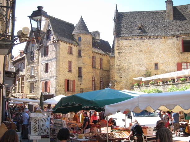 marché de sarlat-la-caneda en dordogne en été - sarlat la photos et images de collection