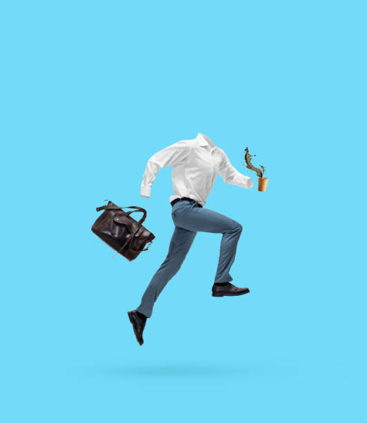 portret niewidzialnego mężczyzny w nowoczesnym stroju w stylu biznesowym, biegającego, skaczącego w izolacji na niebieskim tle. koncepcja mody, kreatywności, pracy, troski - invisible absence shirt mystery zdjęcia i obrazy z banku zdjęć