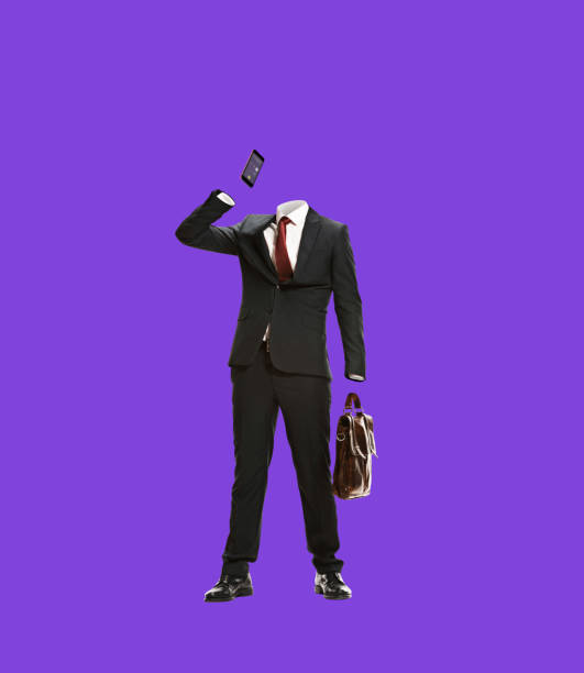 kreatywny portret niewidzialnego mężczyzny w czarnym garniturze rozmawiającego przez telefon na fioletowym tle. koncepcja mody, kreatywności, pracy, troski - invisible absence shirt mystery zdjęcia i obrazy z banku zdjęć