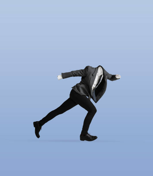 portret niewidzialnego mężczyzny w nowoczesnym stroju w stylu biznesowym, biegającego, skaczącego w izolacji na niebieskim tle. koncepcja mody, kreatywności, pracy, troski - invisible absence shirt mystery zdjęcia i obrazy z banku zdjęć