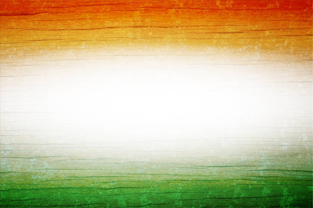 ein horizontaler rustikaler vektor-holzhintergrund aus dreifarbig bemalten bändern, safran oder orange, weißen und grünen farben mit einer leuchtenden mitte mit holzmaserungsmuster überall - indian flag india flag celebration stock-grafiken, -clipart, -cartoons und -symbole