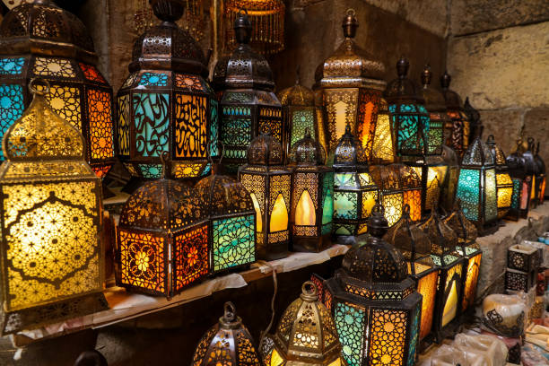 традиционные египетские лампы ручной работы на рынке хан эль халили в каире, египет. - el khalili стоковые фото и изображения