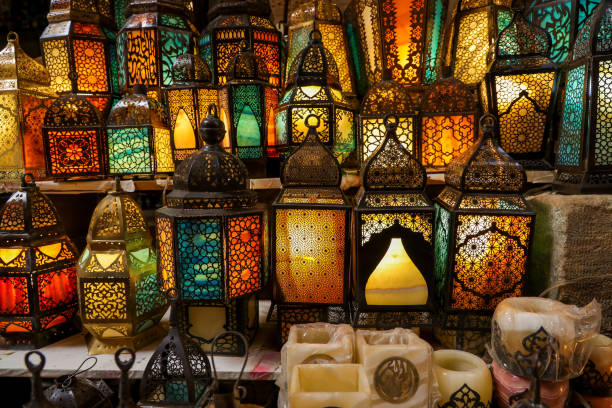 традиционные египетские лампы ручной работы на рынке хан эль халили в каире, египет. - el khalili стоковые фото и изображения
