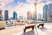 dubai-marina-promenade-in-den-vereinigten-arabischen-emiraten-bei-sonnenuntergang.jpg?b=1&s=170x170&k=20&c=84lmQMzSgl5IBVqUIBg_aobE-O3PQQK1WYLWIJeAaYo=