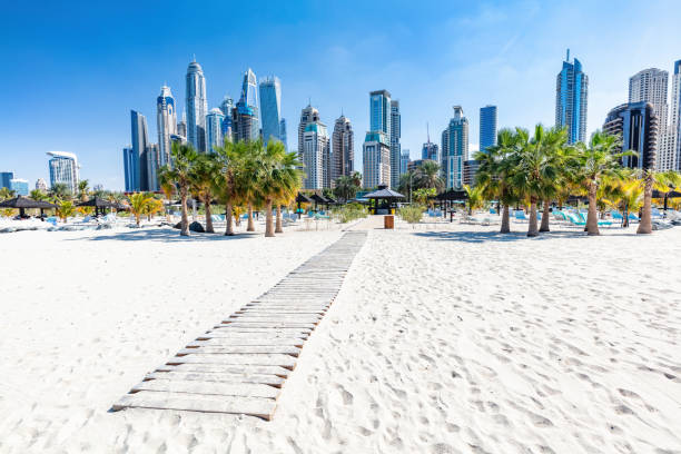 playa jumeirah de dubai con rascacielos de puerto deportivo en los emiratos árabes unidos - dubai built structure business skyscraper fotografías e imágenes de stock