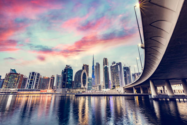 wolkenkratzer skyline von dubai uae innenstadt mit burj khalifa bei sonnenuntergang - dubai built structure business skyscraper stock-fotos und bilder