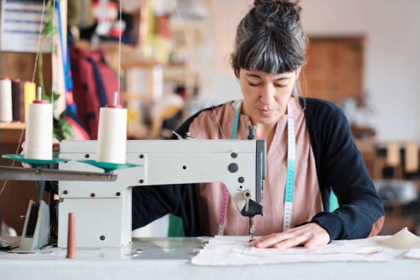 krawiecka krawcowa krawcowa w swojej pracowni. - working tailor stitch sewing zdjęcia i obrazy z banku zdjęć