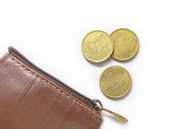 pięćdziesięciocentowe monety euro ze skórzanej torebki. - spending money currency allowance wallet zdjęcia i obrazy z banku zdjęć