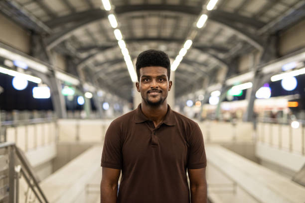 портрет красивого чернокожего мужчины на вокзале ночью - somalian culture стоковые фото и изображения
